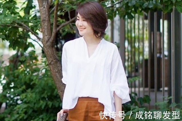 发色|40岁女性别再纠结染什么颜色了,这样选择发色,减龄显白又高级