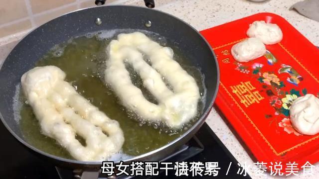 早餐别吃油条了，教你懒人新做法，个个空心鼓大泡，孩子特别爱吃