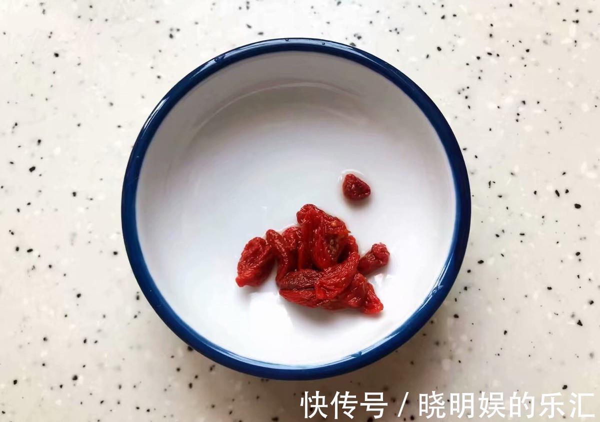 枸杞|鸡翅和裙带菜搭配,蒸一蒸,鲜香入味,全家老小都爱吃的一道菜