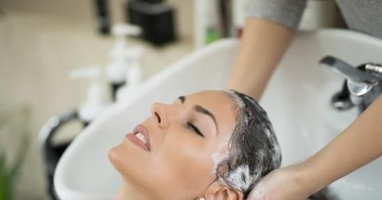 头发|何时洗头最佳?早上还是晚上?很多人多做错了,难怪头发一掉一把