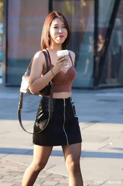 俏皮|吊带配皮黑丝短裙,俏皮可爱,层次分明