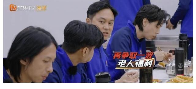 54岁仍旧如此认真对待高强度工作,难怪陈小春能红这么多年