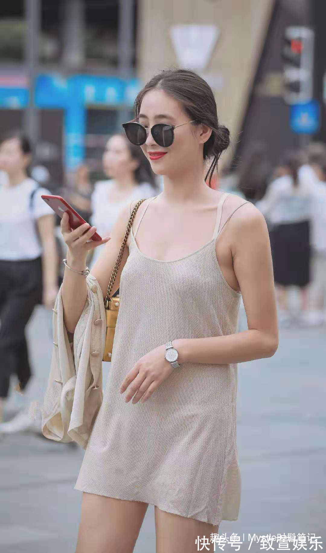 小姐姐 非常温柔显气质的穿搭,米白色吊带裙+开衫,让你轻轻度过一周哦