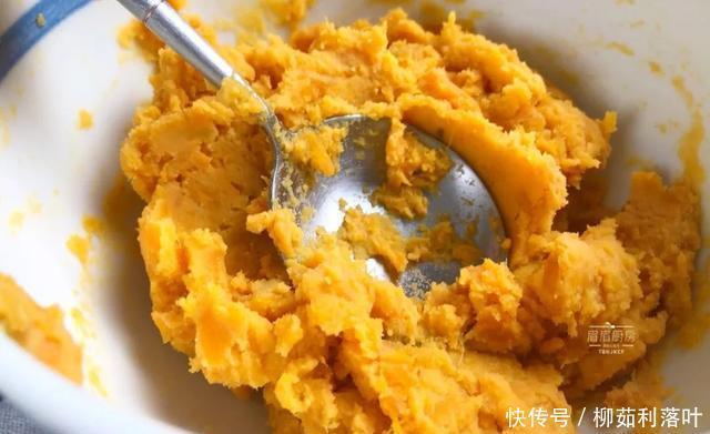 饺子皮|一个红薯，几张饺子皮，这样做香酥可口能拉丝，孩子超爱吃！