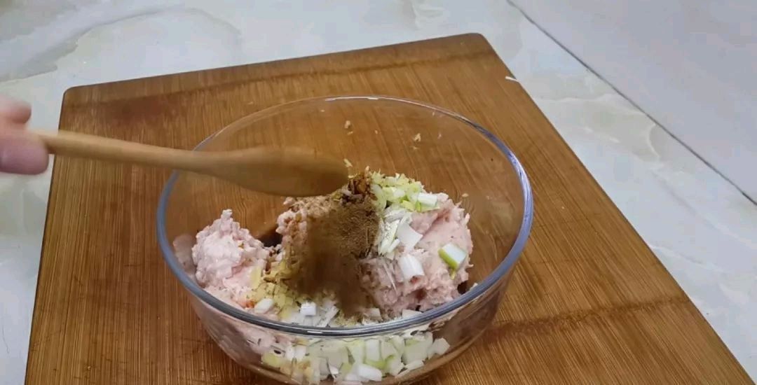 到吃萝卜的时候,我教你怎么做萝卜肉丸它们味道鲜美,但不油炸你吃得越多,它们就越香