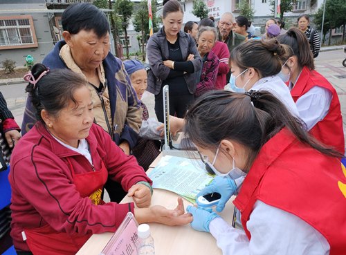 义诊|雅安市中医医院：国庆期间送健康 爱心义诊暖民心