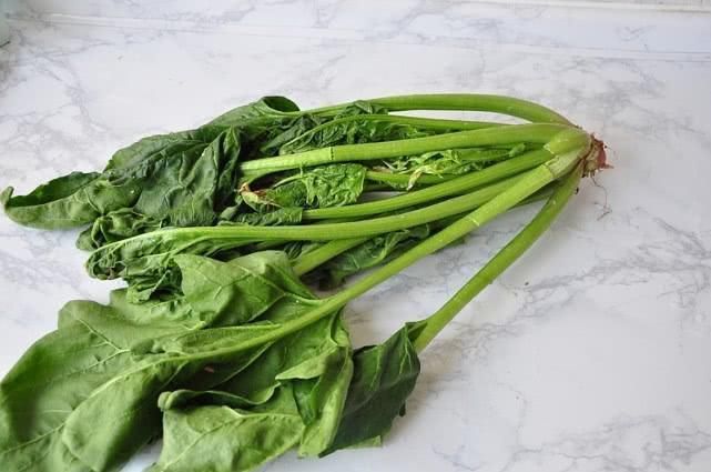 五十岁阿姨的创新菜,菠菜不吃叶光吃杆,焯一焯浇点油,好吃好看