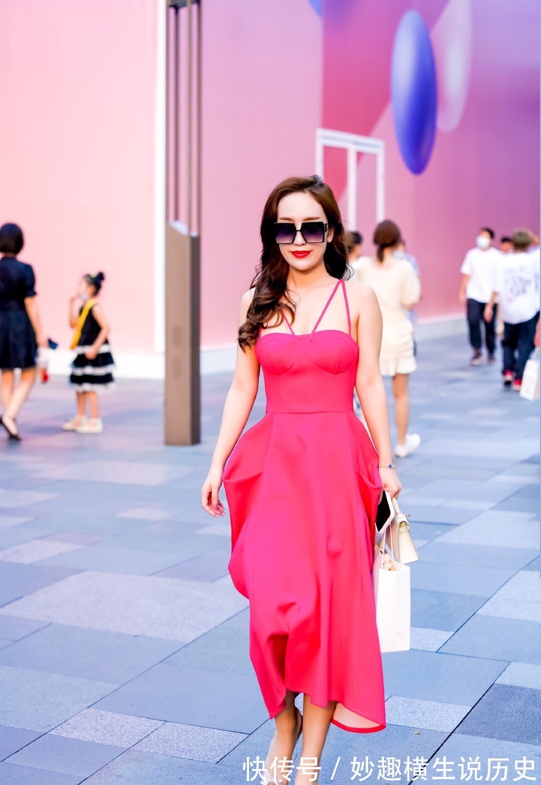 穿搭 一袭玫红色吊带裙性感迷人,尽显妩媚风情,穿出女生轻熟的美!