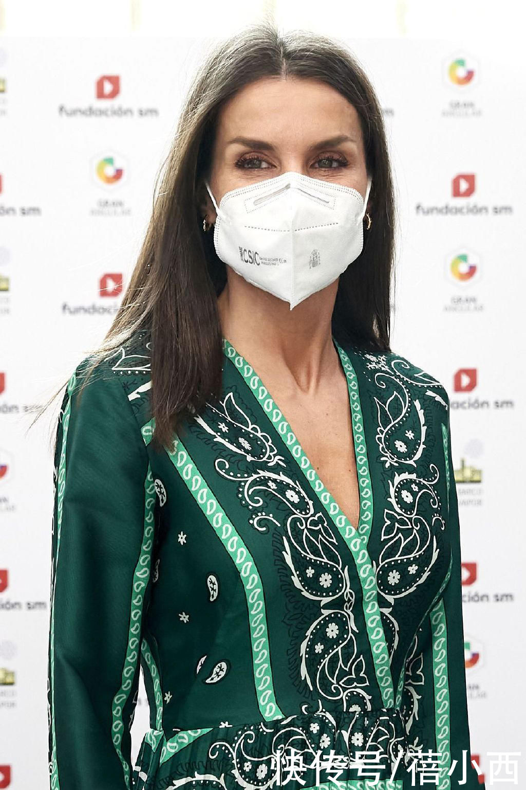 econ|西班牙王后越老越优雅，穿绿色印花裙大方自信，无惧皱纹与白发