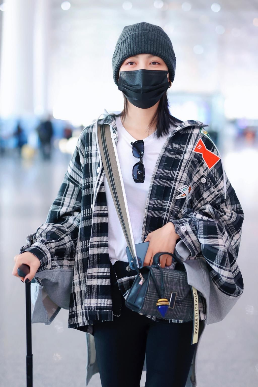 造型|辛芷蕾现身机场，穿小黑裤腿又细又长，戴针织帽甜美似学生