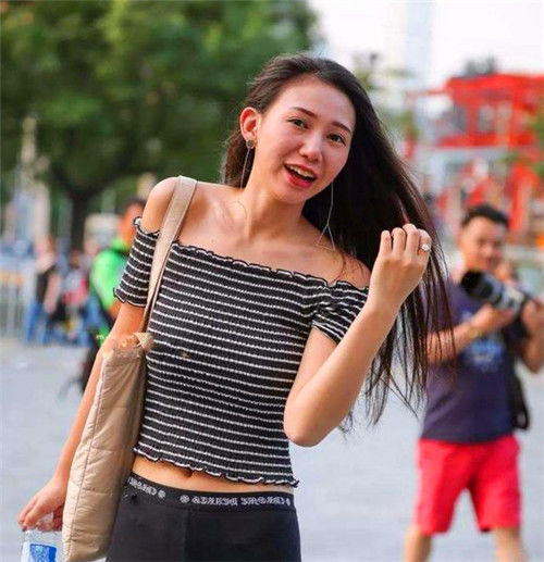 上衣|街拍:美女一字肩上衣配瑜伽裤,长发飘飘,让人怦然心动