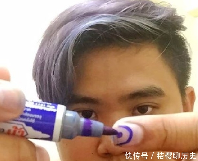 手指|小哥哥cos波罗斯,仅用了两根手指,就画出“宇宙霸者”