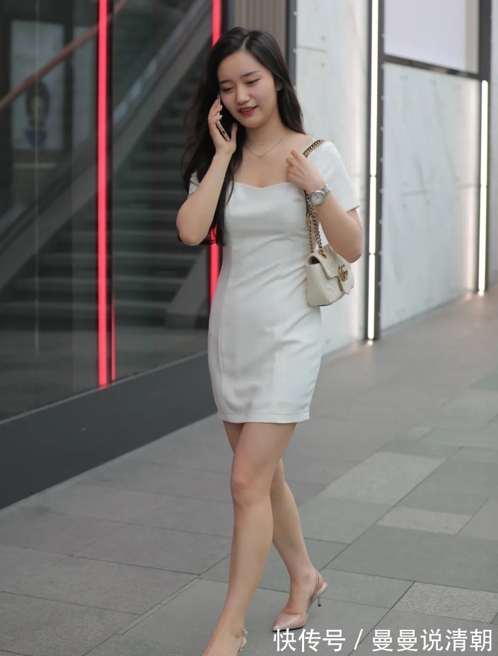 连衣裙|美女街拍：白色方领连衣裙，搭配红色尖头高跟鞋，穿出漂亮女生特有的气质
