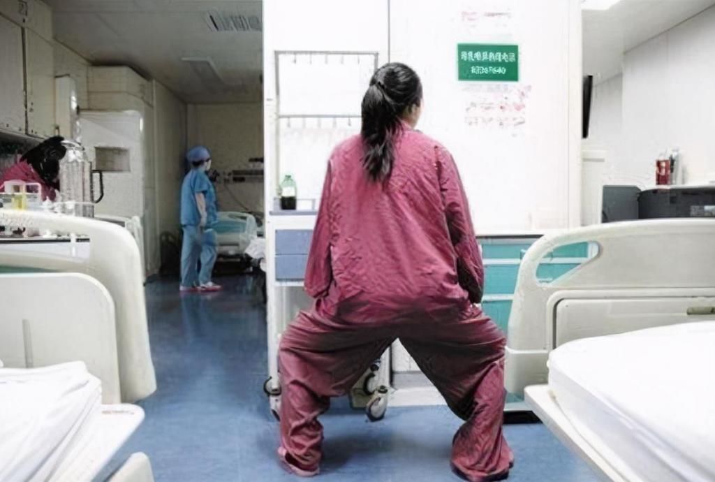 顺产|国外产妇直播生娃,不走寻常路用手拽出来,网友:不愧是战斗民族