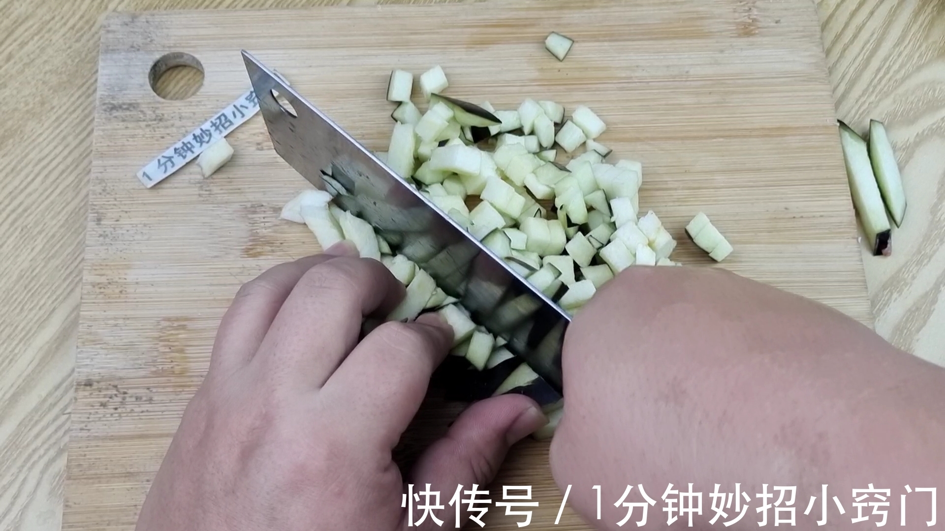 馅料|茄子包饺子，原来这么好吃，教你调馅做法，咬一口太香了