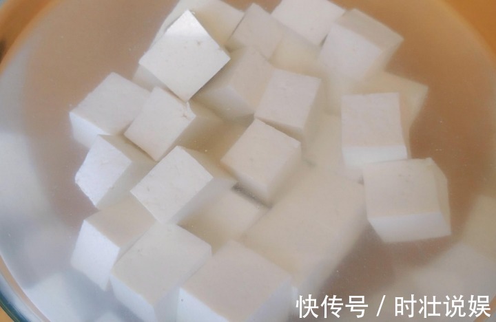 炸豆腐泡|炸豆腐泡，直接炸还是裹面粉炸教你一招，金黄酥脆，起泡不油腻