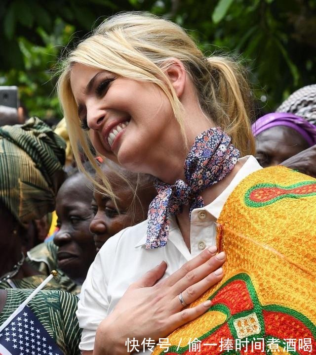 金发|伊万卡扎马尾装嫩,素颜皮肤白到发光,时尚感真强!