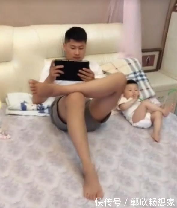 妈妈|这就是爸爸带孩子的后果,不走寻常路,姿势不愧是爷俩