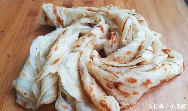 一碗面粉,开水一烫,简单搅一搅,柔软筋道,放凉不会硬,太好吃