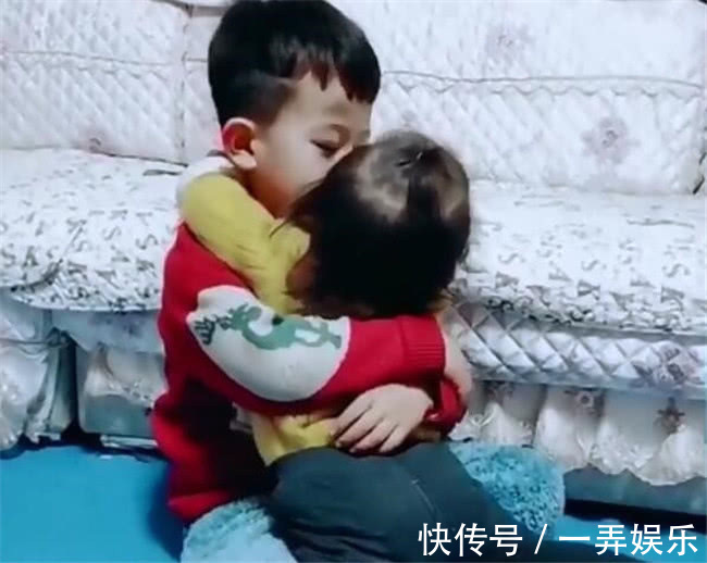 妈妈说|妹妹犯错躲到哥哥怀里,哥哥的话让妈妈感动,网友:别人家的哥哥