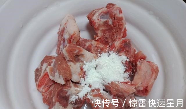 芋头|滋味鲜美的芋头蒸排骨，软糯香醇，一不留神就吃光了一盘！
