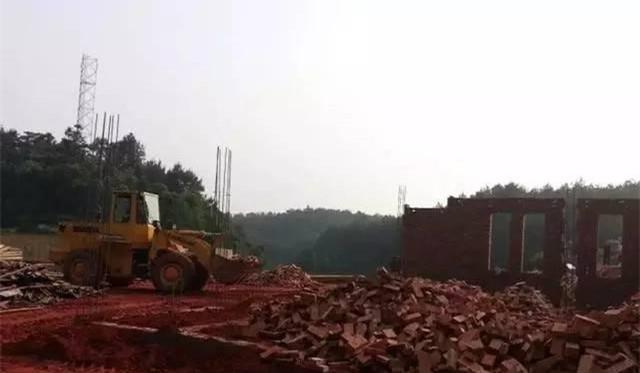 小王|70后老夫妻合伙开山，40万为孩子建独一无二的2层婚房，牛！