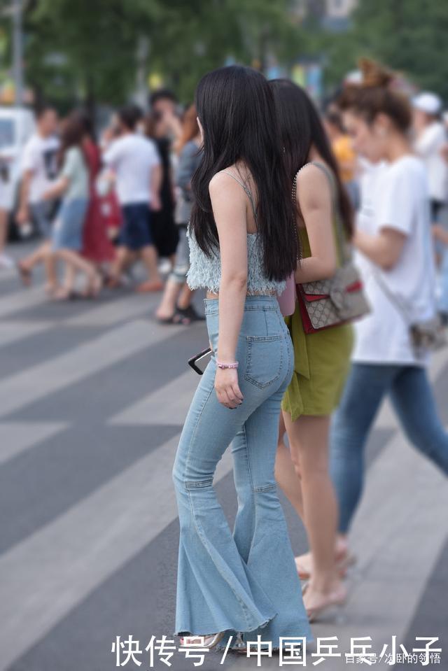 显得|牛仔喇叭裤时尚显气质,搭配个性吊带短衫,显得靓丽又清爽