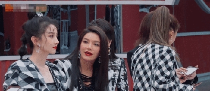 江映蓉张馨予同时被淘汰，队友反应却各不相同，抱团明显场面尴尬