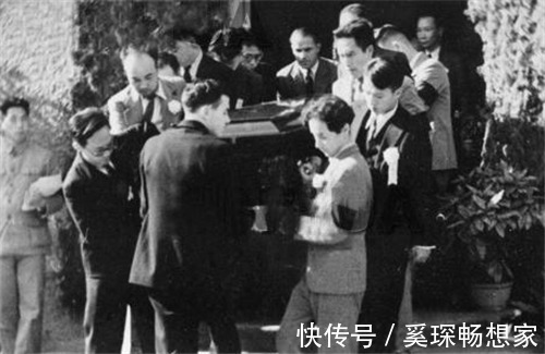 鲁迅!鲁迅葬礼出殡现场16位大人物抬棺,国母扶棺,送行队伍长几十里