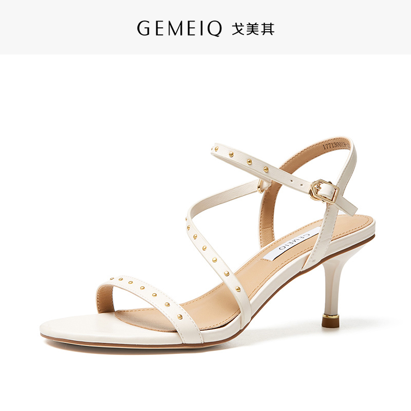 人气 今年年人气最高的6双一字扣凉鞋,一起来露出美脚趾,女人味十足