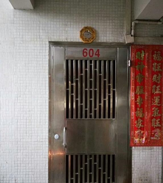 装修|奋斗多年买套二手房，没想到对门邻居挂起八卦镜，太缺德了！