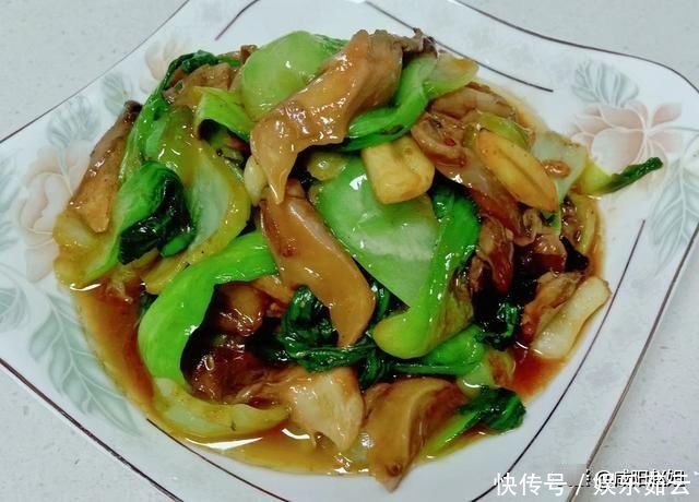 青菜炒蘑菇的家常做法,咸香下饭,比红烧肉还好吃