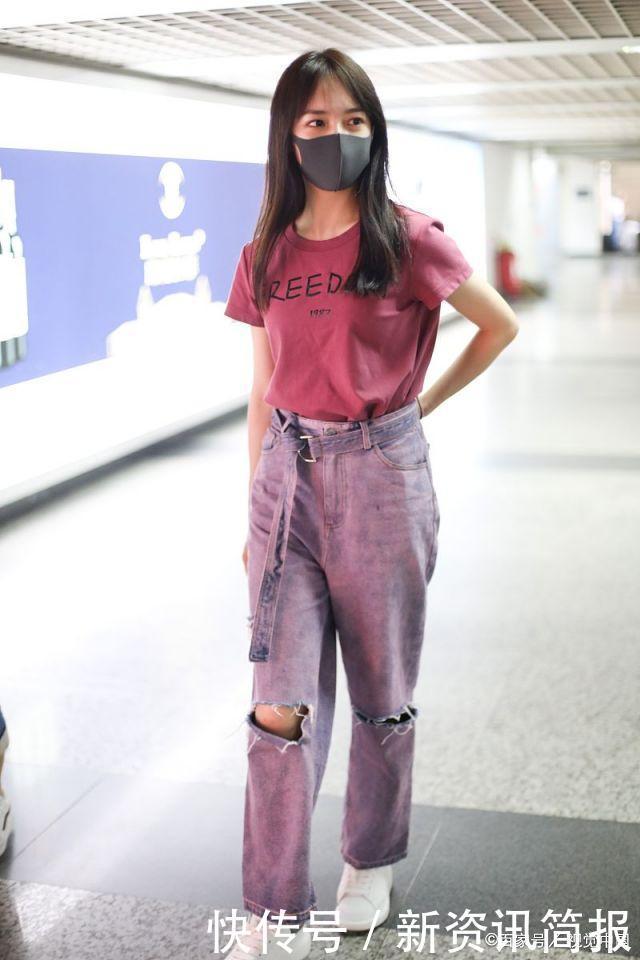 秦牛正威穿粉色T恤搭配紫色破洞牛仔裤,清新唯美,潮流又时尚