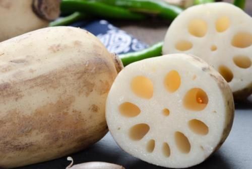 凉拌藕片怎么做才不发黑?牢记3窍门,藕片白净如雪,脆爽可口