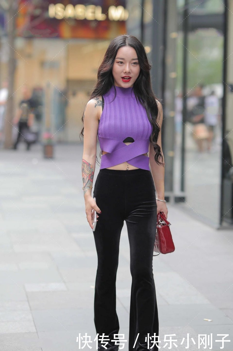 紫色|看起来就活的比较奔放,怎么会有如此高级的美女,带来复古高级感