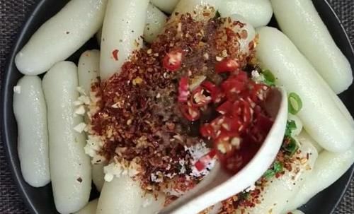  最近我家迷上了吃这个，蒸熟加一物揉成条，放冰箱随吃随取，方便