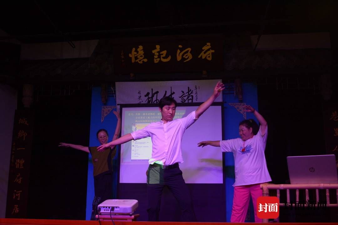封面新闻|非遗“弦子舞”亮相社区,何洋托美次用舞蹈传递快乐