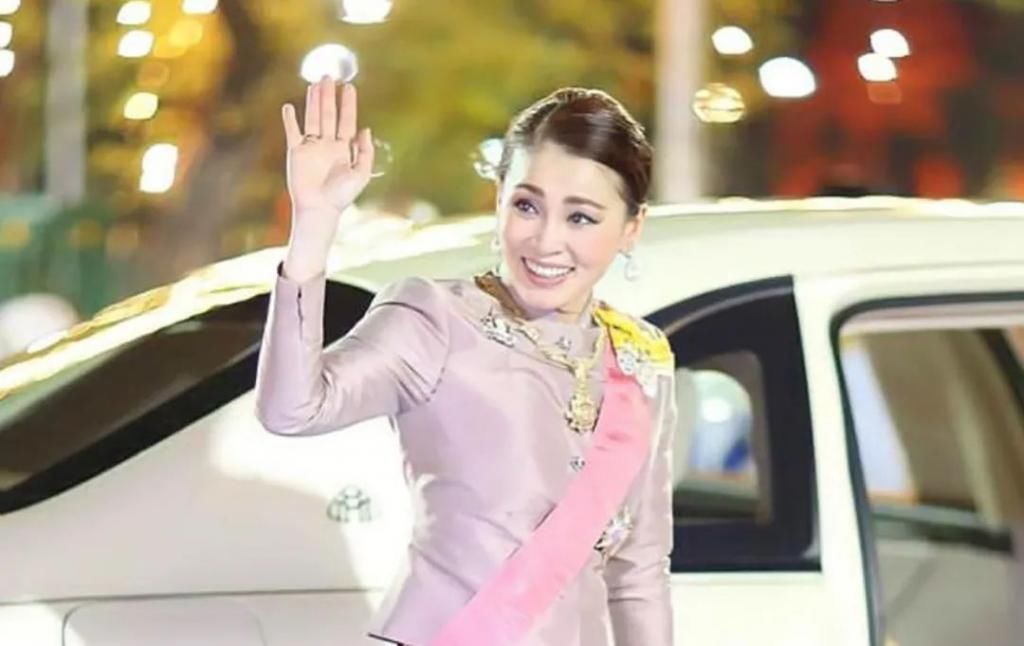 诗妮娜贵妃|泰王贵妃风格凌乱,在刘海处簪一朵花,与奢华蓝珠宝首饰格格不入