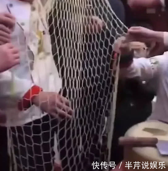 米其林大厨挑战刀工，一块面包切出80片，中国厨师默默拿出萝卜