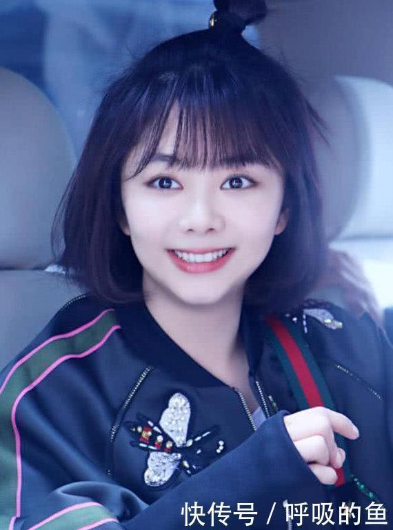 丸子头已经不实行了,今年流行苹果头,减龄显脸小