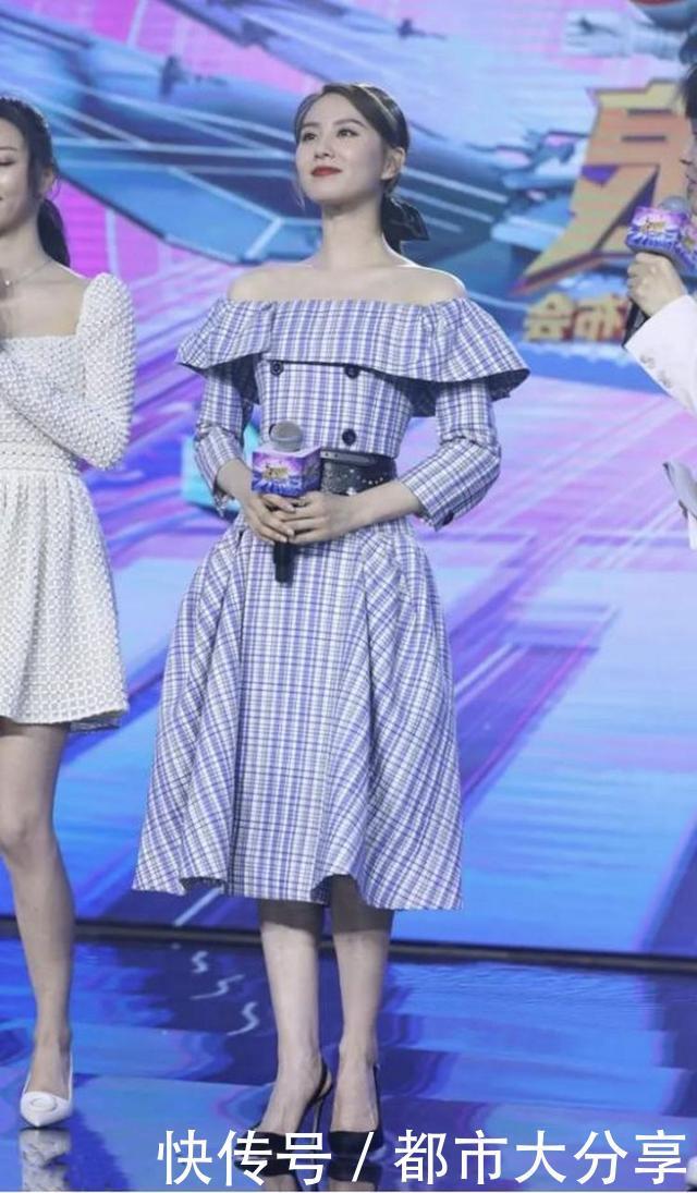 百褶裙|街拍黑色的时装搭配百褶裙增加女人味