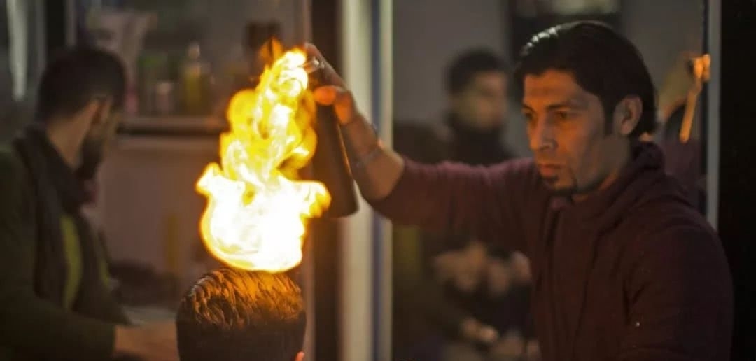 印度理发师用火来理发,大胆又冒险,网友:这种点子亏他们想得出