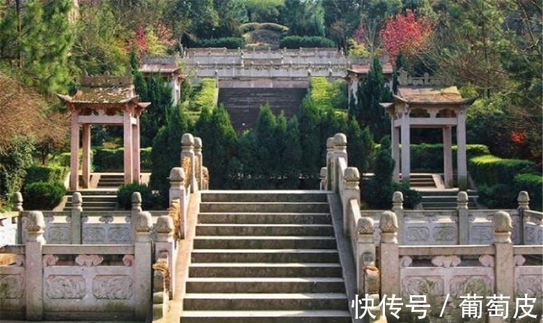 王士琦@明朝清官穷到裹草席下葬,300年后古墓被打开,挖出10亿陪葬品