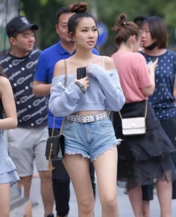 街拍：月貌花容的美女，吊带上衣配牛仔短裤，时尚清爽气质范