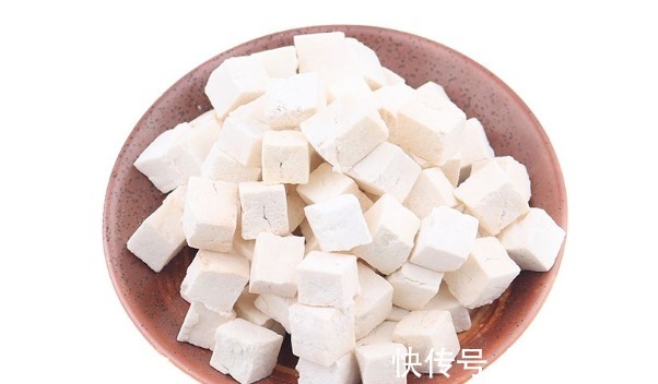 祛湿|4种药材和黄芪一起泡水喝，不仅能补血祛湿，肝肾也要感谢你