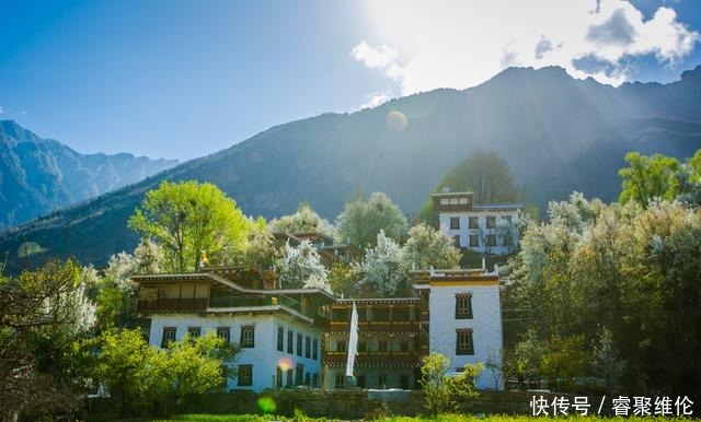 这里比甲居藏寨隐蔽，百年梨花开满山，仿若世外桃源