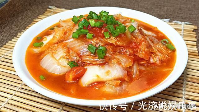白菜|大白菜别再炖着吃,不用一滴水,加2西红柿,炒出来好吃特下饭