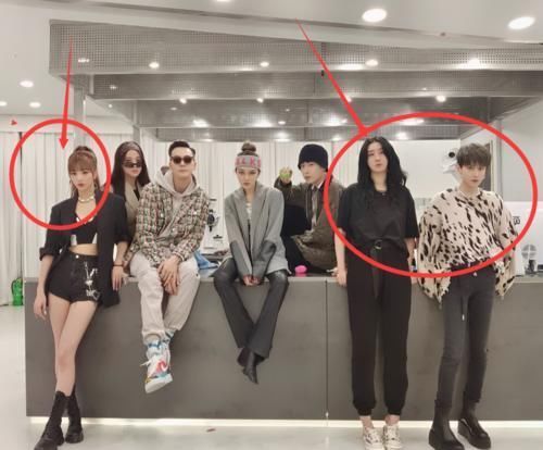 综艺 关系立显?刘雨昕带队友上综艺,全程和她黏在一起,却孤立孔雪儿