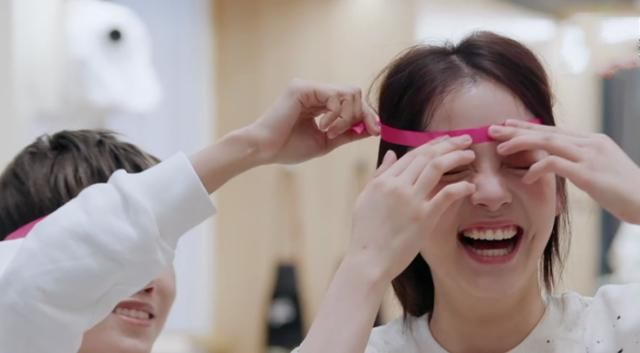 刘雨昕用绳子给欧阳娜娜量头围,用力勒紧