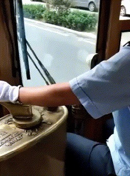 |搞笑GIF:娶了个这样的媳妇真是无语了啊,欢乐无限多呢